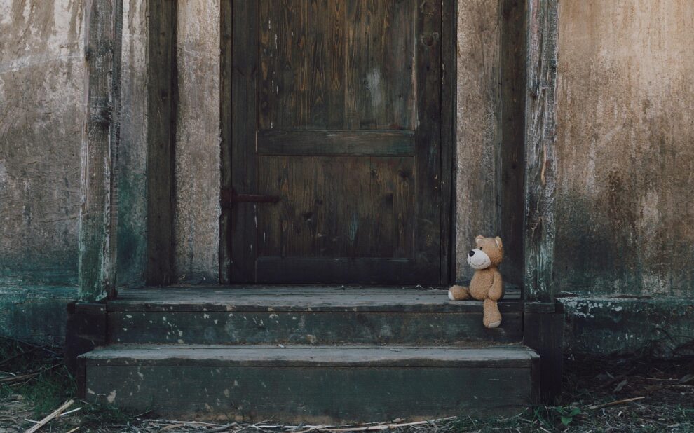Teddy vor einer Tür
